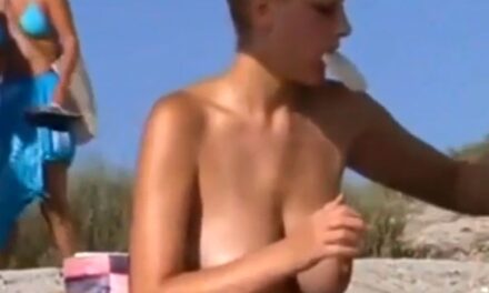 Beach voyeur, grote topless tieten op het strand