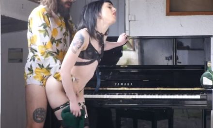 Man neukt zijn amateur vriendin op de piano